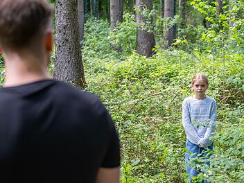 Im Wald trifft ein kleines M&auml;dchen pl&ouml;tzlich auf einen unbekannten Mann.
