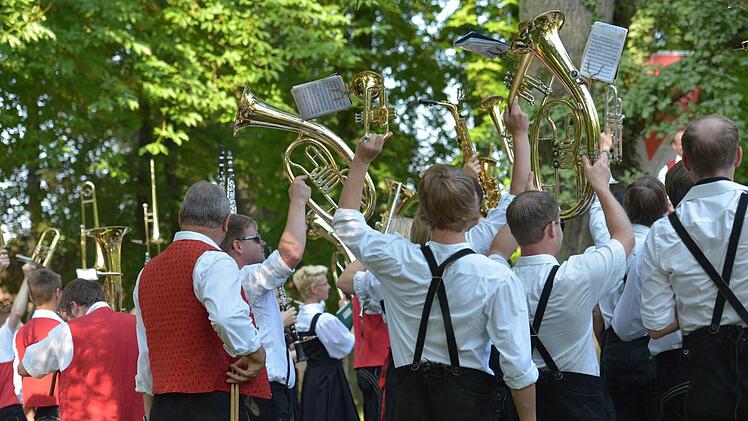"Instrumente hoch!" Beim Traditionskommando für den Gemeinschaftschor zeigte sich ein schönes Bild.