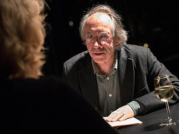Ian McEwan - hier beim Signieren von Büchern bei den Berliner Festspielen Foto: Bernd von Jutrczenka, dpa