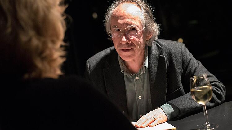 Ian McEwan - hier beim Signieren von Büchern bei den Berliner Festspielen Foto: Bernd von Jutrczenka, dpa