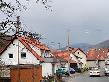 Auch in der Sinntalstraße soll gleichzeitig die Erdverkabelung und die Erneuerung der Beleuchtung erfolgen. Foto: Evelyn Schneider