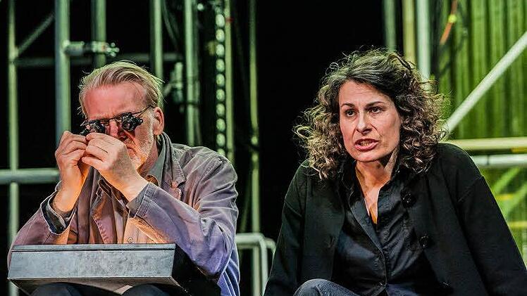 Helmut (Hermann Große-Berg) und Ella (Marion Bordat) Foto: Jochen Quast