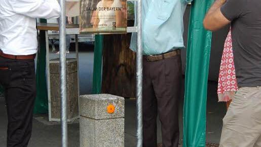 Der spannende Moment: die Bronzetafel wird von Bürgermeister Andreas Hügerich und Ortssprecher Roland Lowig enthüllt. Foto: Andreas Welz