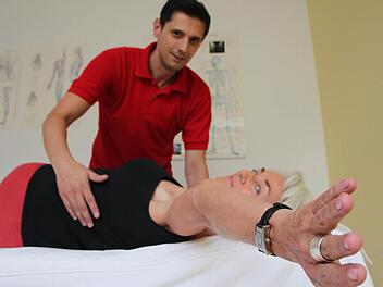 Dehnen, drehen, dranbleiben: Die Übungen, die Sebastian Wurster Patienten wie Gabi S. zeigt, setzen sie zuhause um. Foto: Ulrike Müller