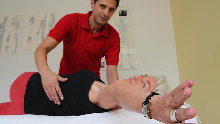 Dehnen, drehen, dranbleiben: Die Übungen, die Sebastian Wurster Patienten wie Gabi S. zeigt, setzen sie zuhause um. Foto: Ulrike Müller