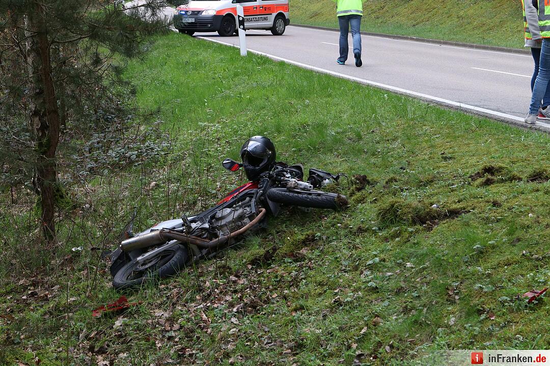Motorrad und Moped kollidieren bei Pleinfeld