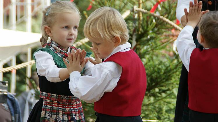 Die Kindertanzgruppe zeigte eindrucksvoll, dass auch die Kids schon die traditionellen Tänze beherrschen und später dann selbst einmal Einhaltkirchweih mitmachen können. Foto: Joachim Beez
