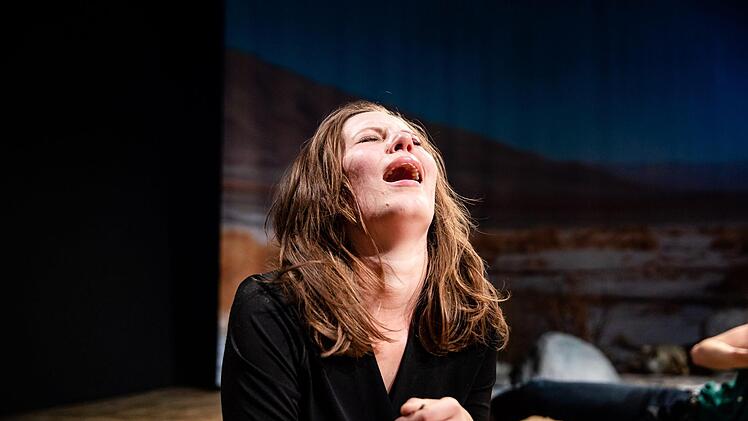 Furioses Kammerspiel: Szene aus der Coburger Erstaufführung der Komödie "Gespräch wegen der Kürbisse" in der Reithalle.Foto: Sebastian Buff