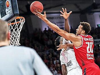 Elias Harris beim Korbleger gegen seinen ehemaligen Teamkollegen Gabe OlaseniDaniel Löb
