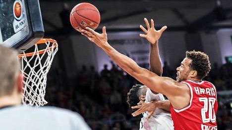 Elias Harris beim Korbleger gegen seinen ehemaligen Teamkollegen Gabe OlaseniDaniel Löb