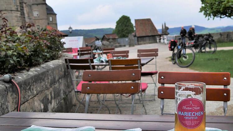 Ein kühles Mariechen nach einem Spaziergang oder einer Radtour - das ist auf der Festung Rosenberg endlich wieder erlaubt. Foto: Sandra Hackenberg