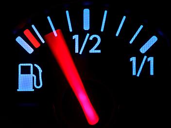 Leuchtet die Tankanzeige auf, bekommen viele Autofahrer ein mulmiges Gefühl.