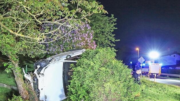 Nach dem Zusammensto&szlig; mit einem Audi &uuml;berschlug sich dieser Mercedes und blieb auf der Seite liegen.