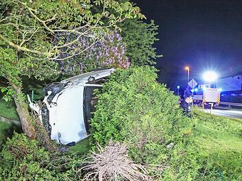 Nach dem Zusammensto&szlig; mit einem Audi &uuml;berschlug sich dieser Mercedes und blieb auf der Seite liegen.