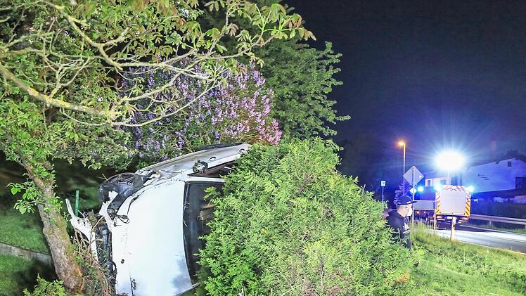 Nach dem Zusammensto&szlig; mit einem Audi &uuml;berschlug sich dieser Mercedes und blieb auf der Seite liegen.