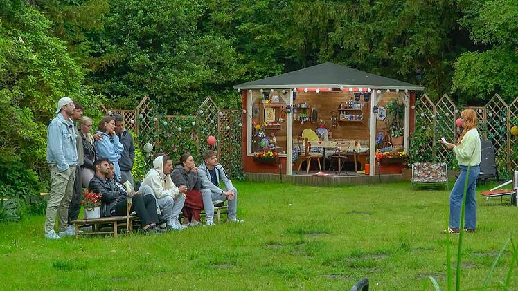 Tara (rechts) verkündet, wer vor der nächsten Nominierung geschützt ist.