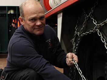 Gerätewart Rainer Schmitt der Freiwilligen Feuerwehr Bad Kissingen macht die Fahrzeuge winterfest. Ob die Feuerwehrleute während der Weihnachtsfeiertage ausrücken müssen, weiß noch keiner. Sie wollen aber auf alles vorbereitet sein wenn es darauf ankommt. Fotos: Carmen Schmitt