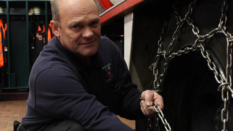 Gerätewart Rainer Schmitt der Freiwilligen Feuerwehr Bad Kissingen macht die Fahrzeuge winterfest. Ob die Feuerwehrleute während der Weihnachtsfeiertage ausrücken müssen, weiß noch keiner. Sie wollen aber auf alles vorbereitet sein wenn es darauf ankommt. Fotos: Carmen Schmitt