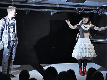Sie sind ein ungleiches Paar, die gut behütet aufgewachsene Julie (Johanna Seitz) und August (Casten Stier), der sich stets ein Hintertürchen offenzuhalten scheint. Foto: Peter Klopf