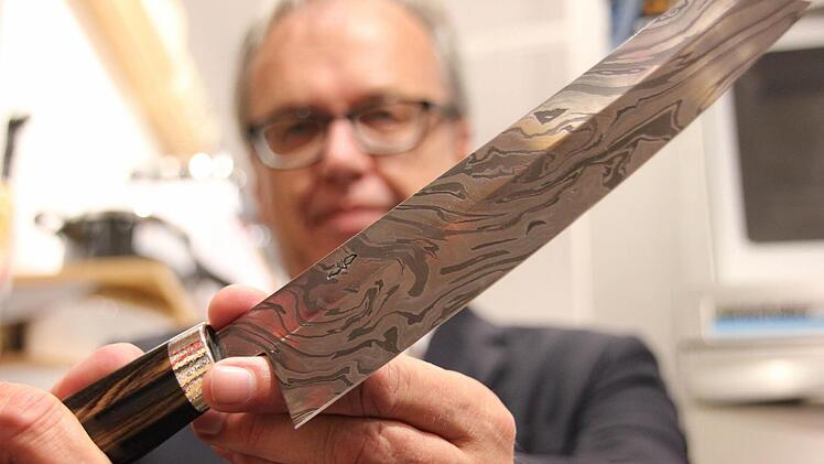 Das Messer, dass Thomas Hilser in der Hand hält, kostet allein 15 000 Euro. Es ist Bestandteil eines 55 000 Euro teuren Messerblocks. Ob da noch Geld für ein paar Tomaten übrig bleibt?  Foto: Sebastian Martin