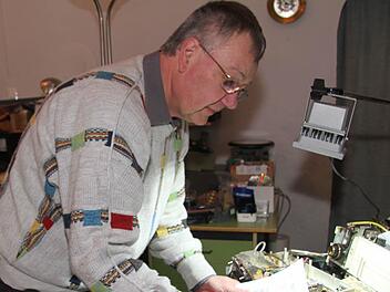 Am Kulmbacher Marktplatz, im ehemaligen Zigarrenladen Niebisch, eröffnet Reinhold Franz eine Reparaturwerkstatt für Radios, TV-Geräte, Tonbandgeräte, Plattenspieler und Co. Und obwohl er noch nicht einmal richtig eingerichtet ist, sind schon die ersten Aufträge bei ihm gelandet. Foto Sonja Adam