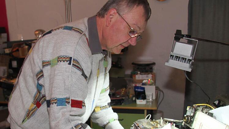 Am Kulmbacher Marktplatz, im ehemaligen Zigarrenladen Niebisch, eröffnet Reinhold Franz eine Reparaturwerkstatt für Radios, TV-Geräte, Tonbandgeräte, Plattenspieler und Co. Und obwohl er noch nicht einmal richtig eingerichtet ist, sind schon die ersten Aufträge bei ihm gelandet. Foto Sonja Adam