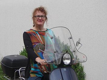 Der Vespa-Roller ist eine der Leidenschaften von Pfarrerin Dorothea Zwölfer.  Foto: privat