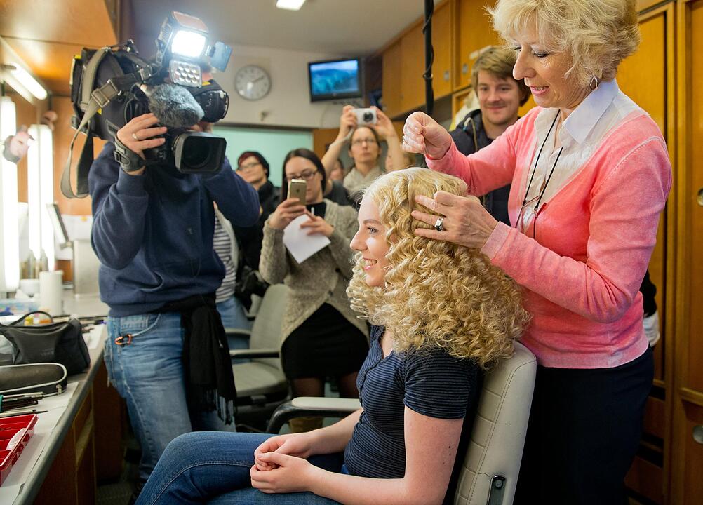 Erste Anprobe Nürnberger Christkind