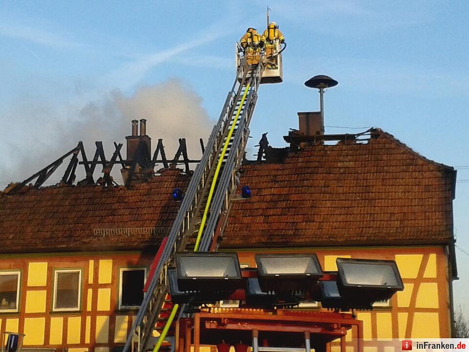 FIRST PICTURE zur News N8757 "05.07 Uhr Stadtlauringen, OT Altenmünster, Lkr. SW: Dachstuhl der alten Schule in Vollbrand, Anwohner unverletzt, FW im Einsatz"