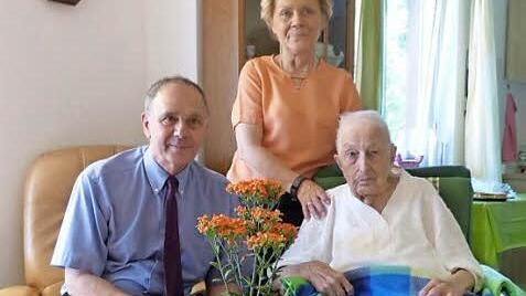 Bürgermeister Franz Uome (links) und Jubilarin Erika Marlow zusammen mit Ingrid Nowack (Mitte) Foto: Klaus-Peter Wulf