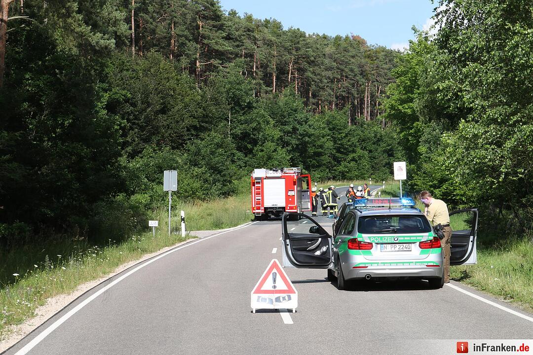 Von der Straße abgekommen - Auto wird in Wald geschleudert