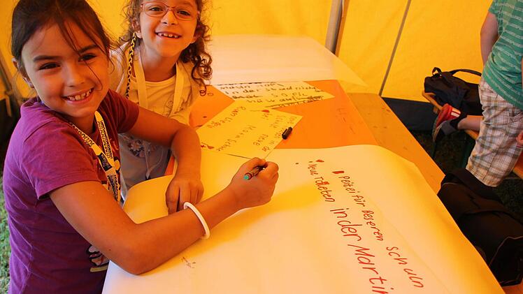 Emma und Lisa bereiten sich auf die Wahl vor.