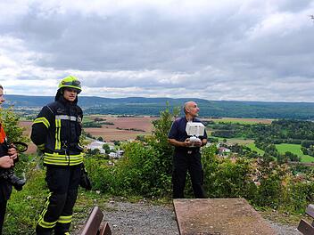 Kommandant Dirk Zirwick (rechts) verfolgt das Geschehen via Drohne. Foto: Gerd Schaar