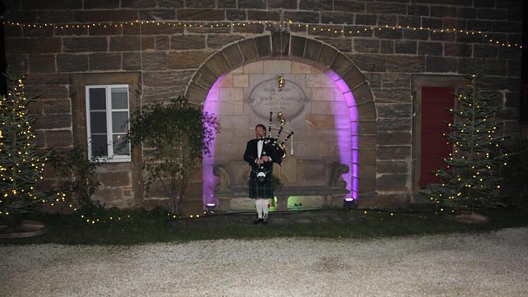 Der Dudelsack-Spieler ist nicht zu überhören.