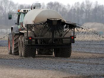 Ein Landwirt bringt  G&uuml;lle auf einem Feld aus.  Trotz aller Anstrengungen bleibt die Nitratbelastung des Grundwassers ein Problem. dpa