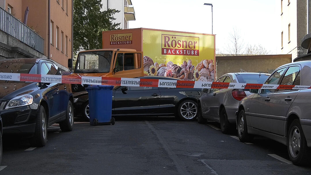Feld der Verwüstung in Würzburg: Psychisch kranker Mann klaut Laster und rammt Autos