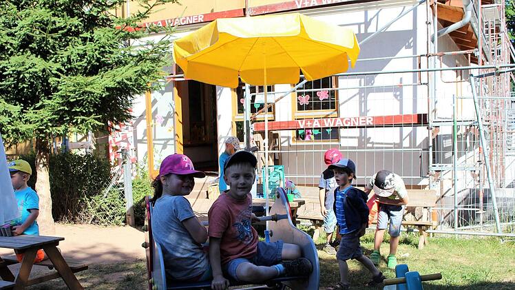 Spielen am Bauzaun: Zum Glück gibt es einen großen Spielplatz trotz Bauarbeiten. Foto: Julia Raab