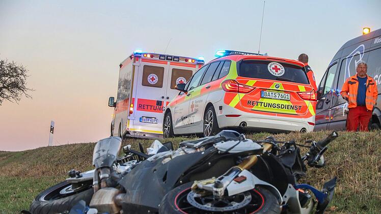 Der Motorradfahrer stürzte bei Königsfeld im Landkreis Bamberg. Wegen seiner Verletzungen musste er in eine Klinik eingeliefert werden. Foto: Merzbach/News5