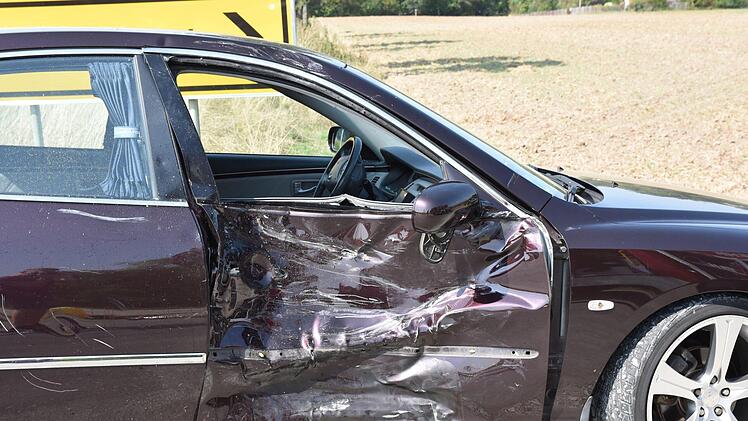 Der Biker krachte in die Beifahrert&uuml;r des Autos. Foto: News5/Bauernfeind