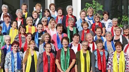 Der Forchheimer Landfrauenchor, aufgenommen am Tag der Generalprobe vor dem Bildungshaus in Obertrubach mit Dirigentin Irmi Reck (erste Reihe mit gr&uuml;nem Schal) Foto: Franz Galster