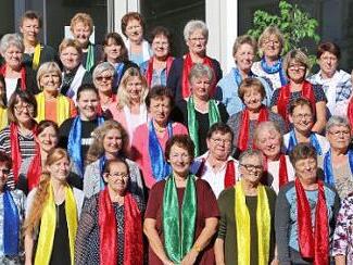 Der Forchheimer Landfrauenchor, aufgenommen am Tag der Generalprobe vor dem Bildungshaus in Obertrubach mit Dirigentin Irmi Reck (erste Reihe mit grünem Schal) Foto: Franz Galster