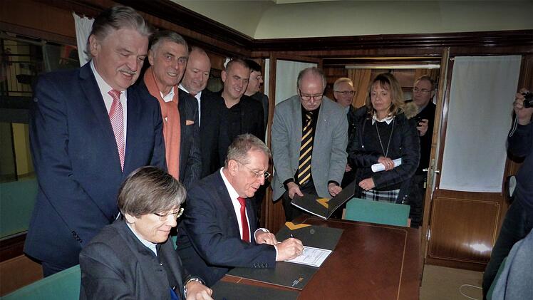 Inmitten des historisch bedeutsamen Salonwagens wurde die Unterzeichnung der Urkunde für die Dauerleihgabe durch Regierungspräsidentin  Heidrun Piwernetz und Bezirkstagspräsident Henry Schramm vorgenommen. Dahinter (von links) Landrat Klaus Peter Söllner, Bürgermeister Siegfried Decker und der bisherige Eigentümer Tobias Richter.Werner Reißaus