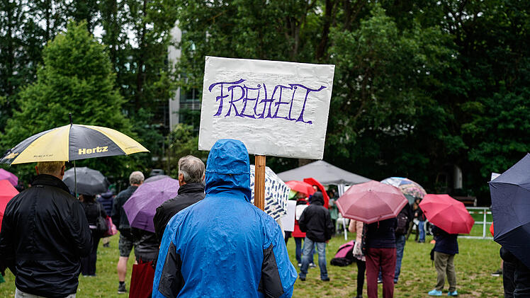 Trotz Regenwetter: Corona-Demonstrationen in Nürnberg und Würzburg