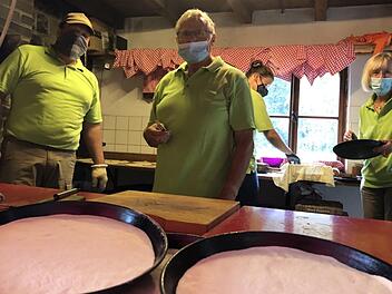 Nach den Broten wurden Pizzengebacken.  Foto: Kathrin Romeis-Merten