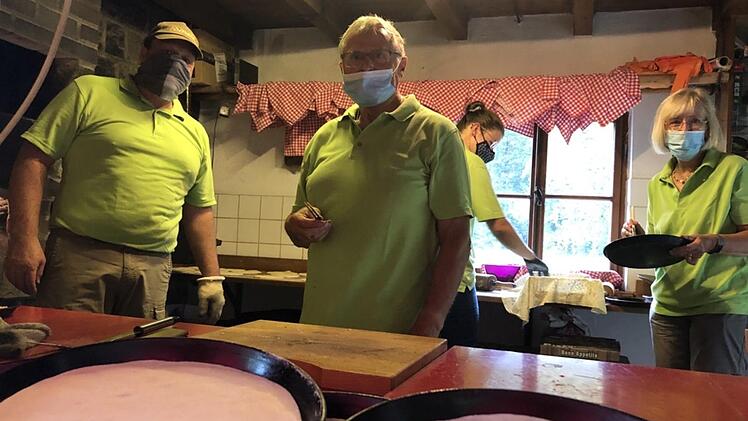 Nach den Broten wurden Pizzengebacken.  Foto: Kathrin Romeis-Merten