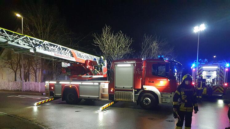 Rettung über Drehleiter - Feuerwehr Bubenreuth holt Patienten vom Balkon