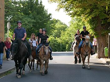 Elmar Wiener führt mit seinem Pferd Lady die Reitergruppe an, die für die Teilnahme am Heimatspiel trainiert. Foto: Heike Beudert