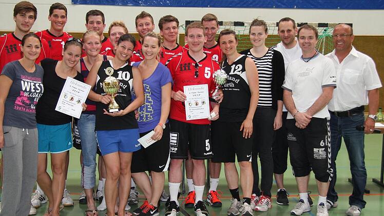 Die Siegerteams vom TV Fürth (Damen) und TV Gerolzhofen (Herren) präsentieren stolz ihre Urkunden und Pokale. Die Organsisatoren Markus Lermig (3. von rechts), Jochen Lang und der 1. Vorsitzende des TV Marktsteft, Gunther Thorwarth, freuen sich mit ihnen. Foto: TV Marktsteft