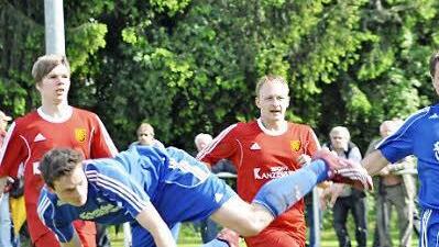 Die entscheidende Szene im Spitzenspiel: Christoph Müller (links) köpft aufs Gästetor. Den Abpraller verwandelt Tobias Martin (rechts).