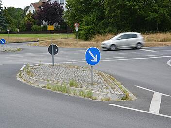Der Bad Bockleter Gemeinderat favorisiert jetzt an der Aschacher Kreuzung einen Kreisverkehr. Foto: Björn Hein